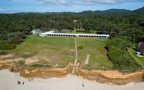 Deane's Oceanfront Lodge